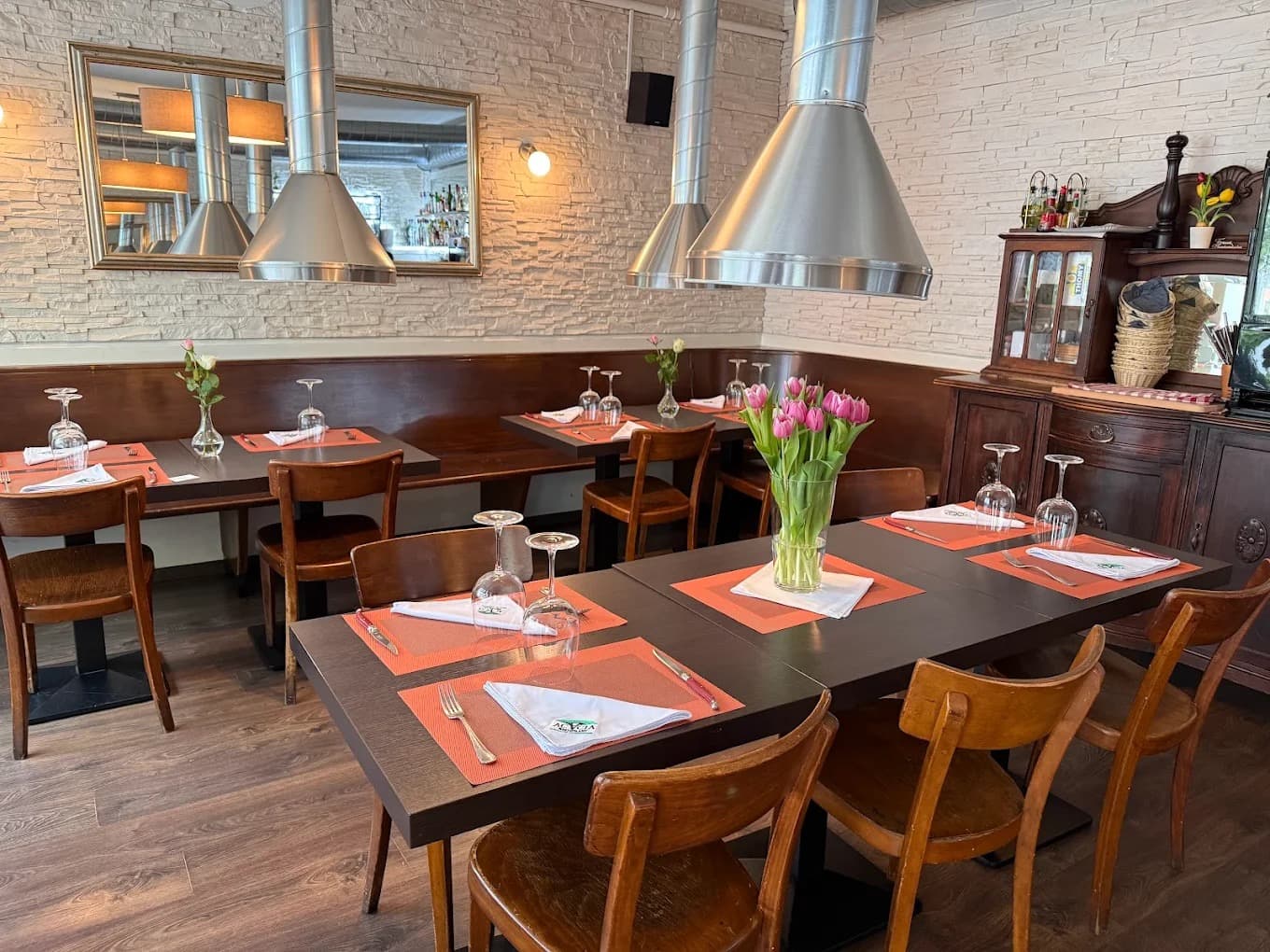 La salle chaleureuse du Restaurant Acacia, pierre claire et tables en bois